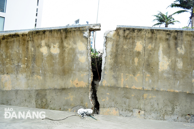 The embankment along the Son Thuy public beach is now at high risk of collapse with many severe cracks.