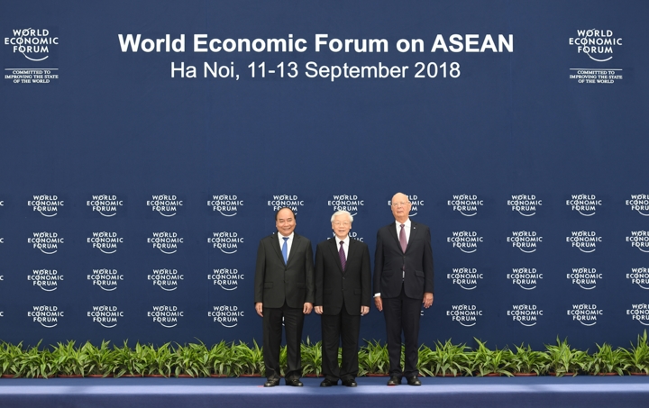 Đây cũng là lý do Chủ tịch Điều hành WEF ông Borge Brende. nói rằng WEF-ASEAN 2018 là hội nghị thành công nhất từ trước đến nay ở khu vực Đông Á trong 27 năm qua. Trong ảnh: Tổng Bí Thư Nguyễn Phú Trọng (giữa), Thủ tướng Nguyễn Xuân Phúc (trái) cùng Chủ tịch WEF Klaus Schwab tại Hội nghị WEF ASEAN 2018 diễn ra từ 11 - 13-9-2018 tại Hà Nội. (Ảnh: VGP)