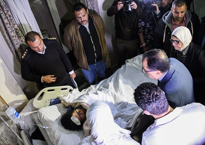 Egyptian Prime Minister Mostafa Madbouli (second, right) visits the Vietnamese victims at the hospital (Photo: AFP/VNA)