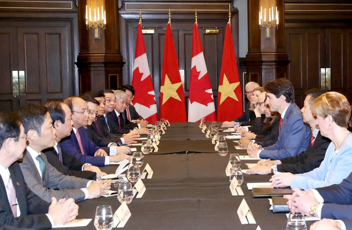 Chuyến thăm của Thủ tướng Việt Nam đến Canada vào tháng 6/2018 đúng vào dịp hai nước kỷ niệm 45 năm thiết lập quan hệ ngoại giao, tạo xung lực thúc đẩy quan hệ Đối tác toàn diện giữa hai nước đi vào chiều sâu, thực chất và hiệu quả. Trong ảnh: Hội đàm cấp cao Việt Nam-Canada (Ảnh: VGP)