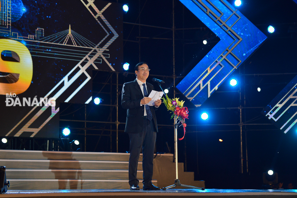 Municipal People’s Committee Vice Chairman Le Trung Chinh speaking at the opening ceremony of the New Year Countdown Party.