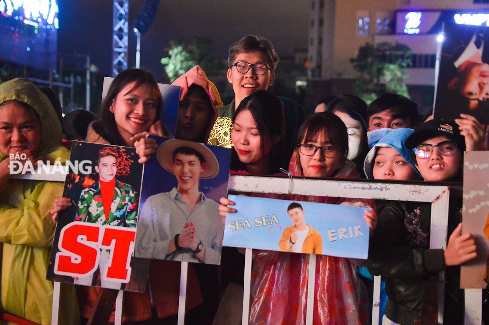 Thousands of locals and visitors gathering in the city’s 29 March Square on 2 September street for the public New Year Countdown Party.