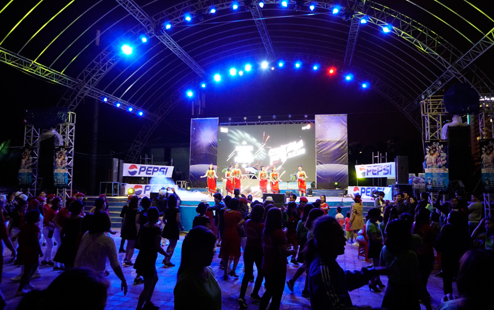 Starting from 8.00pm, the East Sea Park’s outdoor BNF stage is crowded with people.