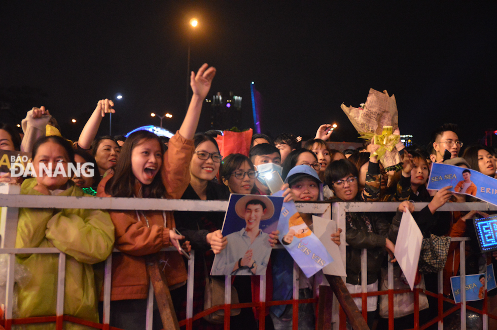 Hàng ngàn người dân, du khách tập trung tại Quảng trường 29-3 Đà Nẵng để tham gia lễ hội đếm ngược chào đón năm mới 2019.