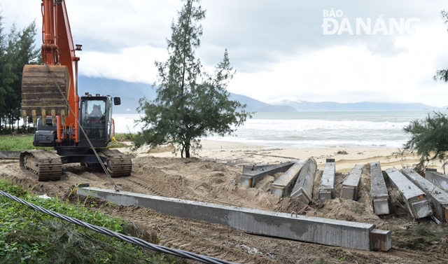 Đơn vị thi công tuyến kè biển Liên Chiểu đoạn từ phía bắc khu du lịch Xuân Thiều đến Nam Ô dịch chuyển các cọc nhồi để che chắn các vị trí xung yếu.