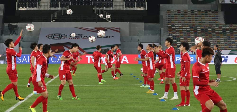 Cận cảnh tuyển Việt Nam tập luyện trên sân Zayed Sports City