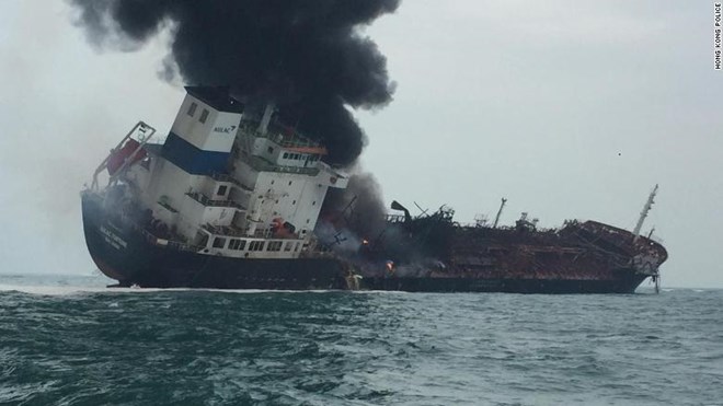 Tàu chở dầu treo cờ Việt Nam bốc cháy ngoài khơi đặc khu Hong Kong