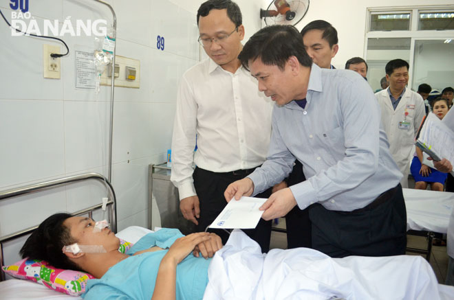 Vụ tai nạn xe khách trên đèo Hải Vân: Nỗ lực cứu chữa nạn nhân
