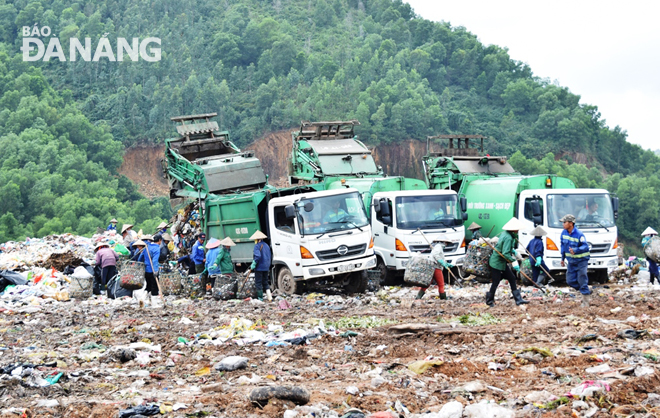 Thu gom 2.300 tấn rác, khử mùi hôi tại bãi rác Khánh Sơn