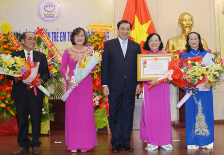 Hội Từ thiện và Bảo vệ quyền trẻ em thành phố đón nhận Huân chương Lao động hạng nhì