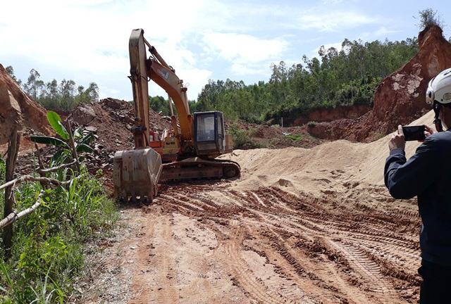Xử lý tình trạng khai thác đất đồi trái phép ở xã Hòa Nhơn