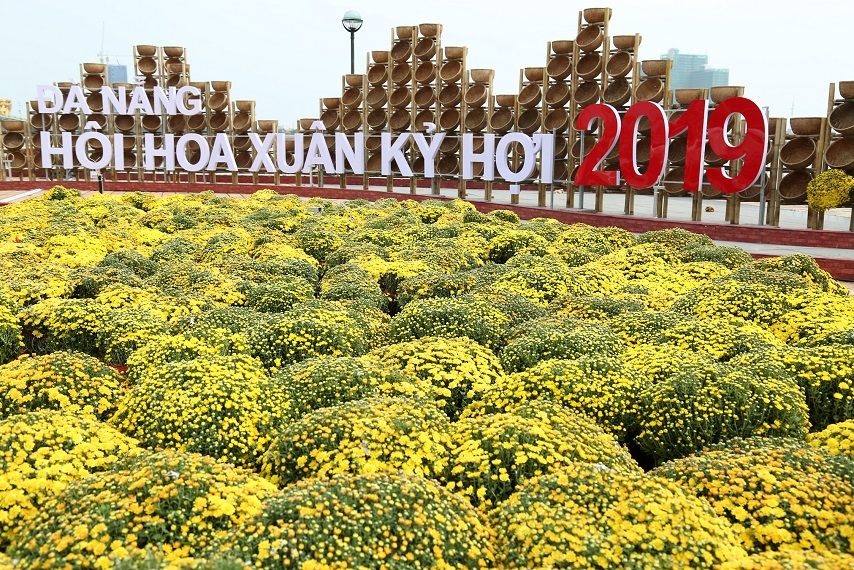 Sun Group dành tặng Đà Nẵng đường hoa đẹp ngoạn mục bên sông Hàn
