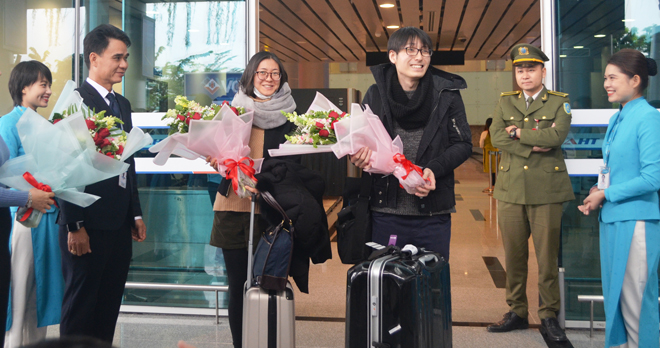 The first air passengers setting foot in the city being happy to receive the warm welcome given by representatives from the city authorities