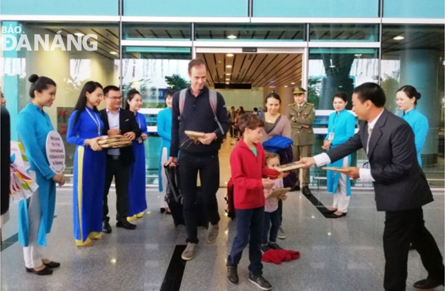Những vị khách quốc tế đầu tiên đến Đà Nẵng trong dịp đầu năm mới 2019.Ảnh:  THU HÀ