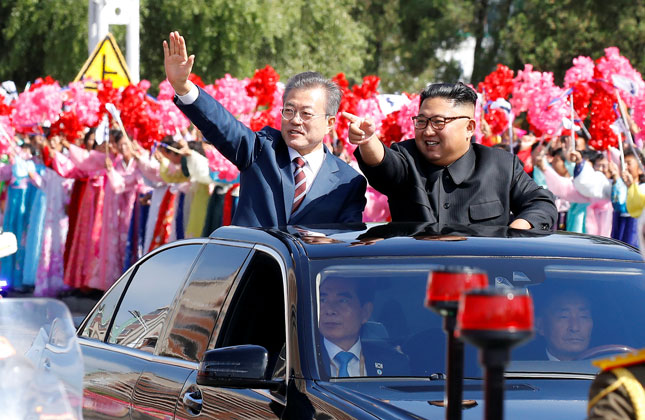 Tổng thống Hàn Quốc Moon Jae-in (trái) và nhà lãnh đạo Triều Tiên Kim Jong-un trong cuộc gặp thượng đỉnh lần 3 tại Bình Nhưỡng vào tháng 9-2018. Ảnh: Reuters