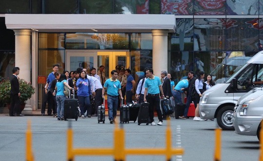 Nine tourists who suffered light injuries or were not injured in the bomb attack in Cairo late last week arrived at Tân Sơn Nhất Airport in HCM on Tuesday afternoon.–  Photo 24h.com.vn Read more at http://vietnamnews.vn/society/483047/vietnamese-bomb-victims-return.html#0I8sbXgom1sT44JC.99