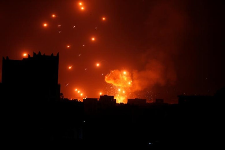   Kho vũ khí của phiến quân Houthi nổ tung sau khi bị không kích ở Sanaa, Yemen vào cuối tháng 1/2018.