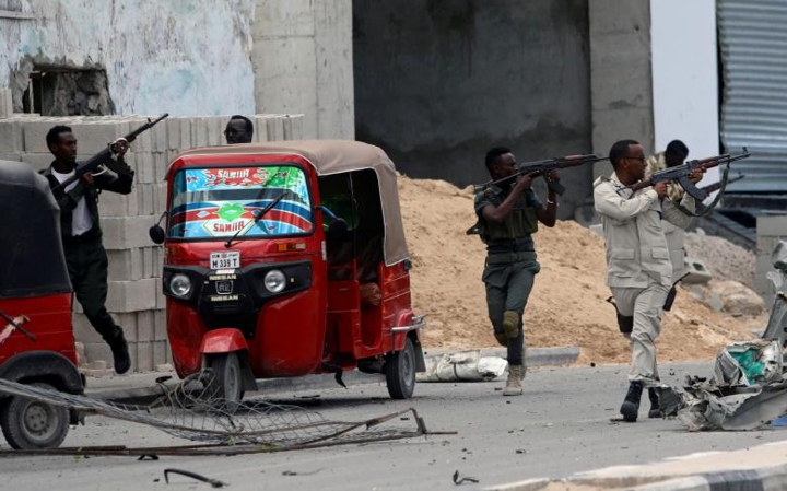 Lực lượng an ninh Somalia chiếm lĩnh vị trí tại hiện trường một vụ đánh bom xe tự sát gần Phủ Tổng thống Somalia ở thủ đô Mogadishu vào tháng 7/2018.