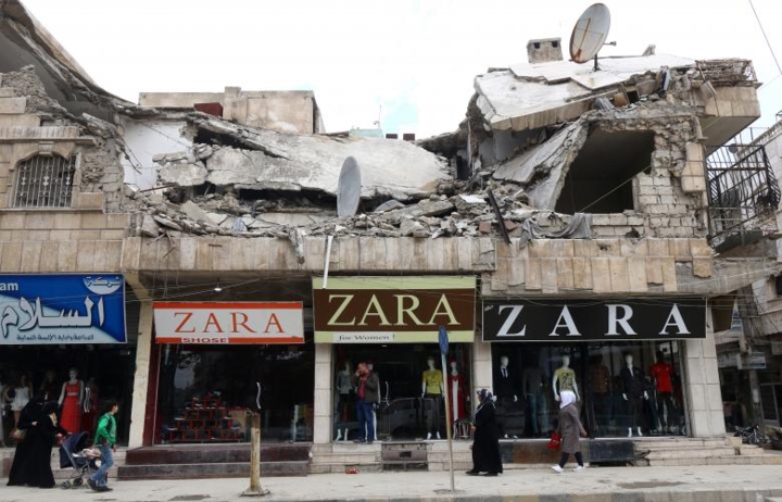   Các cửa hàng với tầng trên bị tàn phá ở Aleppo trong nội chiến Syria. Bức ảnh chụp vào ngày 10/5/2018.