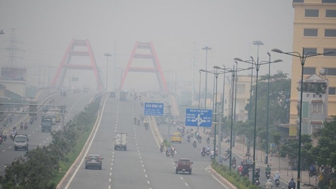 Air pollution is getting increasingly serious in big cities.