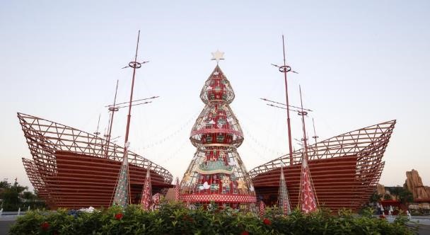 Cây thông Đèn lồng rực rỡ giữa Quảng trường cổng Vinpearl Land Nam Hội An, mang đến không khí đón mừng năm mới đặc sắc bậc nhất.
