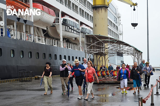 Cruise ship passengers arriving at the Tien Sa Port.