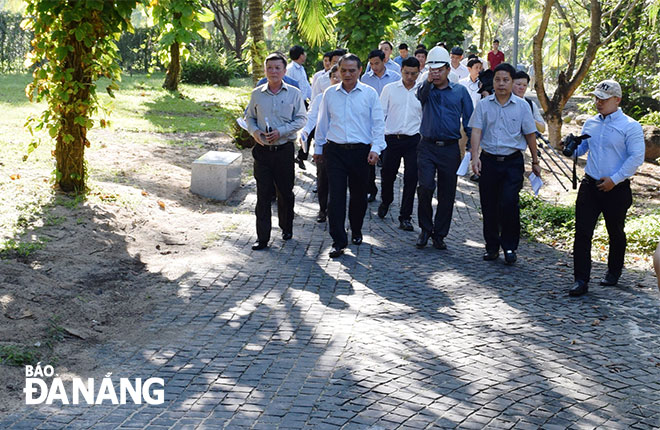 Municipal Party Committee Secretary Truong Quang Nghia checking the creation of a beach walkway.