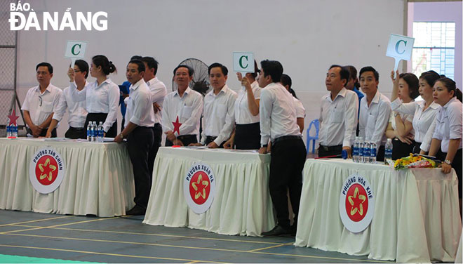 Public servants from the 10 wards in Thanh Khe District attending a contest on administrative reform 