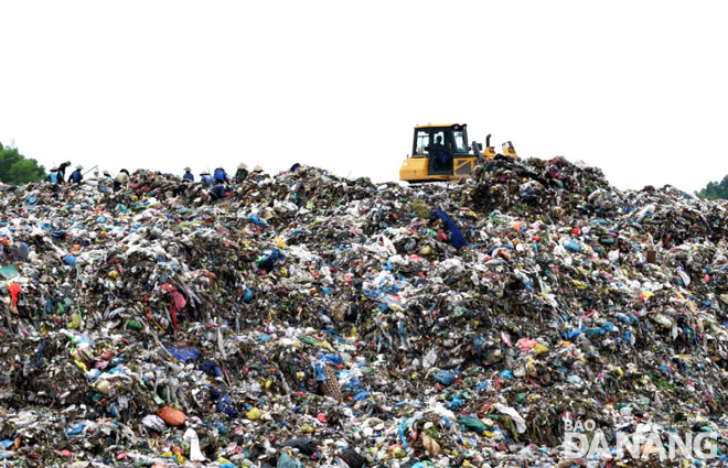 Bãi rác Khánh Sơn sắp đầy, thành phố đang nỗ lực đẩy nhanh tiến độ triển khai dự án Khu liên hợp xử lý chất thải rắn với công nghệ đốt rác có phát điện.