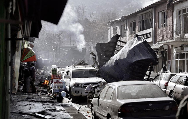 Hiện trường vụ đánh bom ngày 28-1-2018 ở thủ đô Kabul nghi do Taliban thực hiện làm hơn 100 người chết. 							   Ảnh: EPA