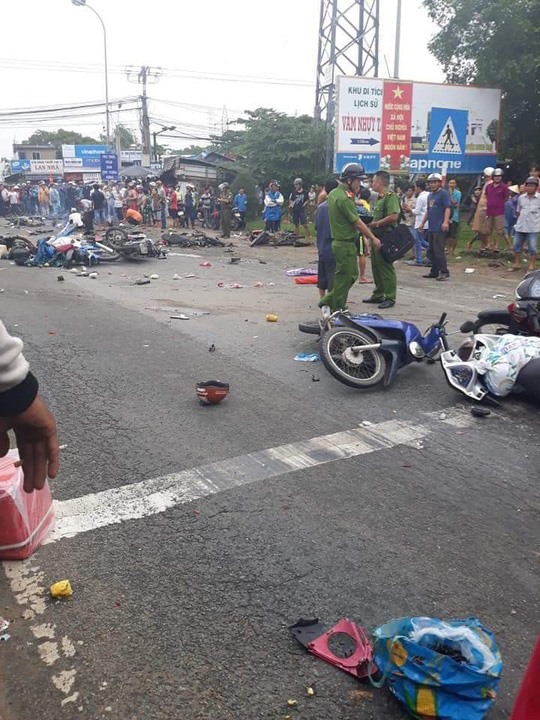 The scene of the accident in Long An’s Bến Lức District on Wednesday, where a truck hit 18 motorbikes which stopped at a junction. — Photo nld.com.vn Read more at http://vietnamnews.vn/society/483112/four-killed-in-long-an-traffic-accident.html#z4Bwu1lBFgOWM28U.99