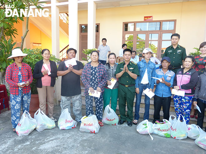 Đồn Biên phòng Sơn Trà tặng quà cho các gia đình ngư dân có hoàn cảnh khó khăn của phường Thọ Quang.
