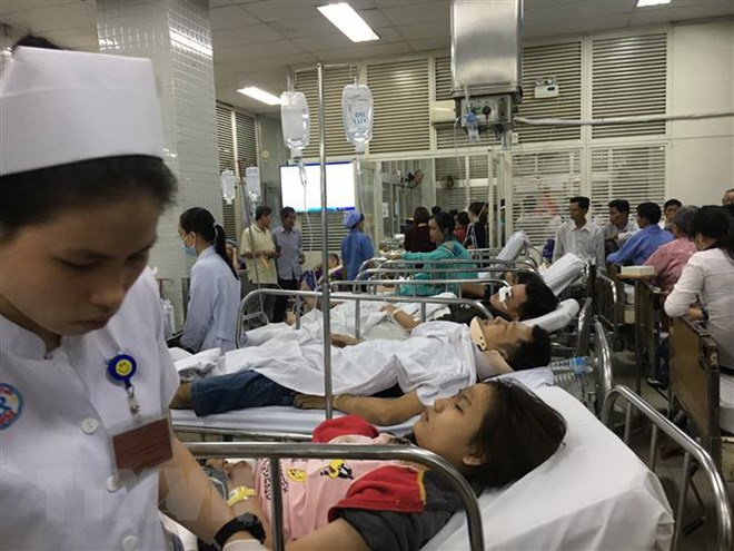 Nạn nhân trong vụ tai nạn thảm khốc ở Long An được cấp cứu tại Bệnh viện Chợ Rẫy Thành phố Hồ Chí Minh. (Ảnh: Đinh Hằng/TTXVN)