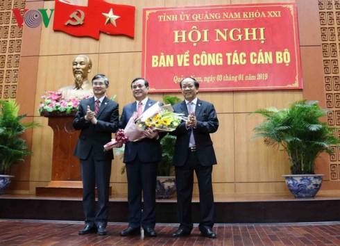 Nguyên Bí thư Tỉnh ủy Quảng Nam Nguyễn Ngọc Quang (trái) và Chủ tịch UBND tỉnh Quảng Nam Đinh Văn Thu tặng hoa chúc mừng ông Phan Việt Cường.