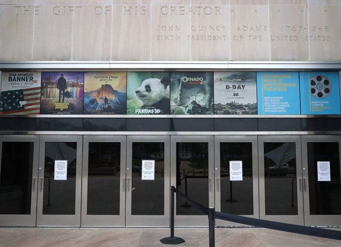 Những thông báo đóng cửa được dán bên ngoài Bảo tàng Lịch sử Quốc gia Mỹ - địa điểm thu hút 6 triệu khách tham quan mỗi năm. 