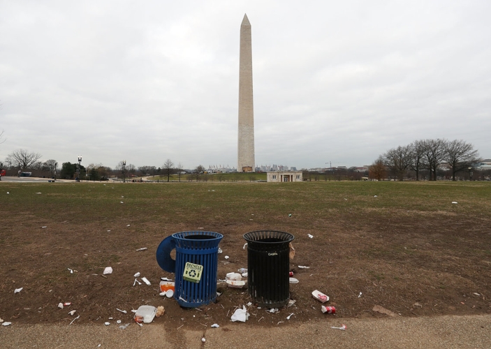 Việc đóng cửa một phần chính phủ cũng khiến cho giấy rác vương vãi khắp nơi và không có ai dọn dẹp. Trong ảnh là rác nằm ngổn ngang trên mặt đất ở Đài Tưởng niệm Washington. 