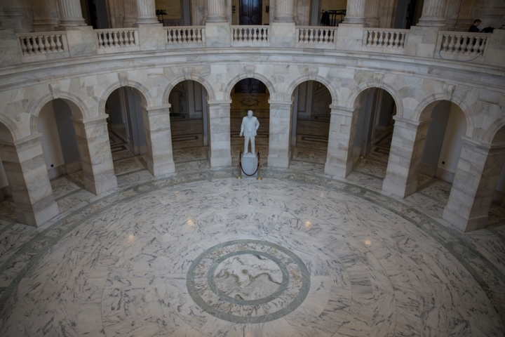 Vòm Russel trong Tòa nhà Quốc hội Mỹ vắng lặng không một bóng người. 