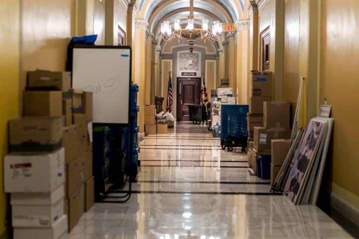 Trong ngày đóng cửa thứ 6, hành lang bên ngoài văn phòng của hạ nghị sĩ Dân chủ Steny Hoyer chất đầy các hộp và đồ đạc khác nhau. 