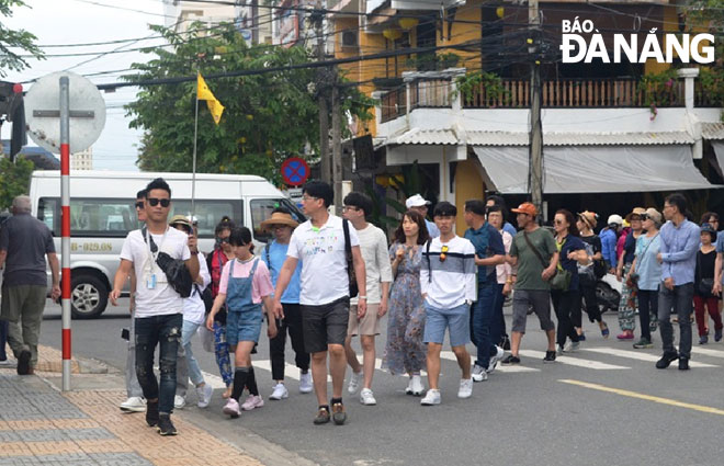 Nguồn khách quốc tế đến đông cho thấy Đà Nẵng vẫn đang là điểm đến có sức hút đối với du khách. Trong ảnh: Du khách Hàn Quốc tham quan thành phố.