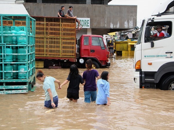 Flood triggered by storm in Camarines Sur, the Philippines (Photo: Xinhua/VNA)