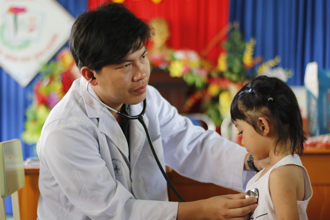 A doctor performs a heart check-up for a child in a hospital in Đà Nẵng. — VNS Photo Ngọc Oanh Read more at http://vietnamnews.vn/society/483167/central-city-debuts-cardiovascular-healthcare-centre.html#cJ0RgeHltvQqwjXO.99