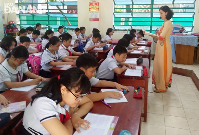 Trường tiểu học Núi Thành nhiều năm qua không đạt chuẩn do thiếu nhiều điều kiện, trong khi “chuẩn” của giáo viên được nâng lên.