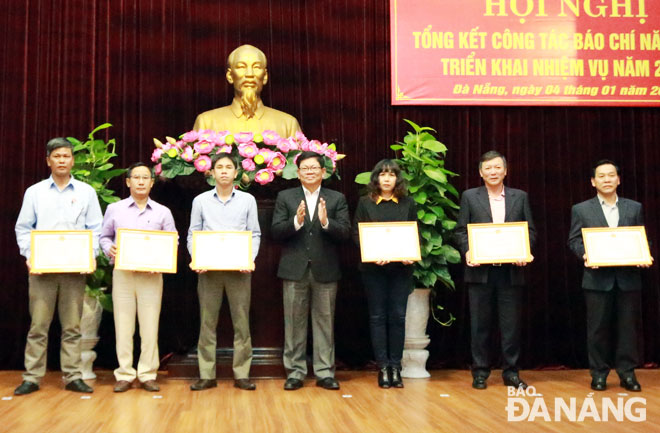 Phó Bí thư Thường trực Thành ủy Võ Công Trí (thứ ba, từ phải) trao tặng bằng khen của Chủ tịch UBND thành phố cho các tập thể có thành tích xuất sắc trong công tác báo chí trên địa bàn thành phố năm 2018. Ảnh: TRÂM ANH