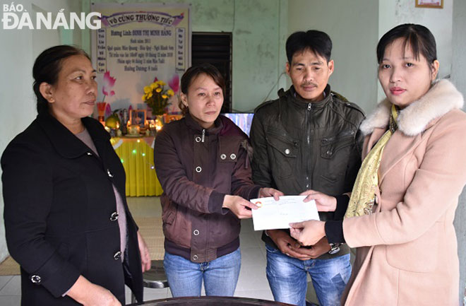 Ủy ban MTTQ Việt Nam thành phố trao hỗ trợ cho gia đình ông Đinh Quang Hùng.