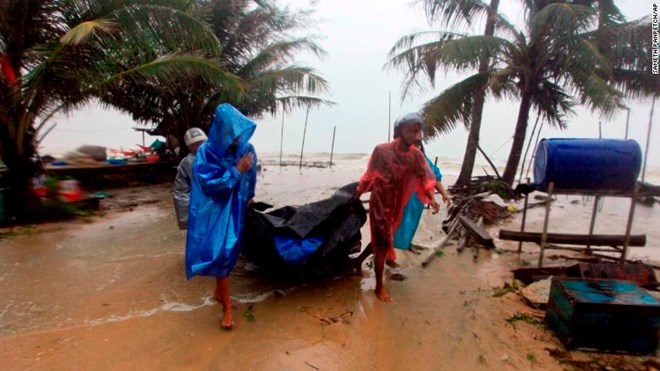 Locals clear the shoreline on Jan 4 in preparation for the approaching storm in Pak Phanang, in the southern province of Nakhon Si Thammarat. (Source: CNN)