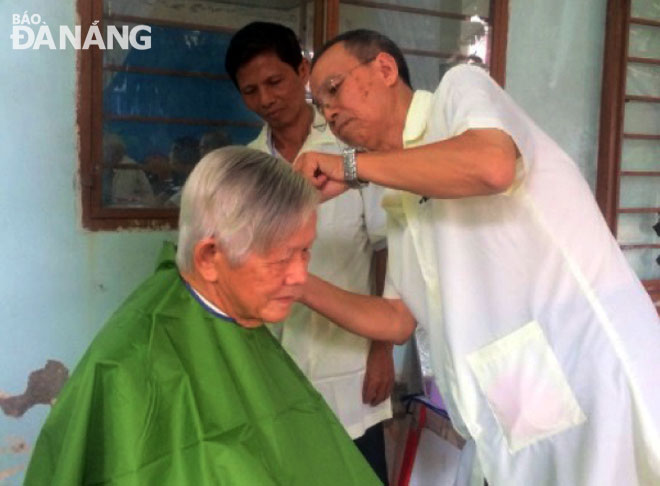 Hội Cựu chiến binh phường Thuận Phước cắt tóc miễn phí cho người già yếu.