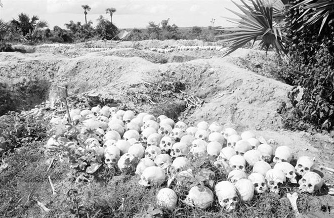 Những hố chôn tập thể người dân vô tội bị bọn diệt chủng Pol Pot – Ieng Sary sát hại, được phát hiện sau ngày giải phóng 7-1-1979 tại “Cánh đồng chết” Choeung Ek, Campuchia. (Ảnh: Thế Trung/TTXVN)