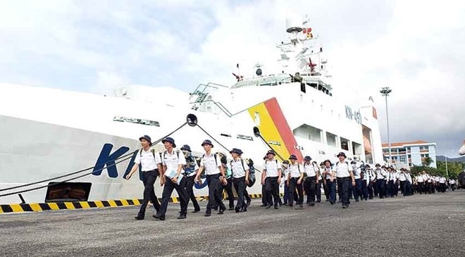 Officers and soldiers prepare to get onboard ships for Truong Sa at Cam Ranh military port in Khanh Hoa province on 4 January (Photo: VNA)