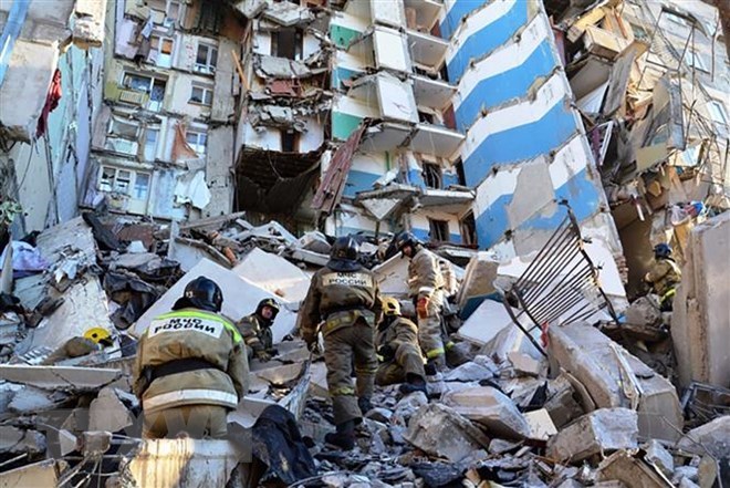 Rescuers search for victims under the rubble of the collapsed building in Magnitogorsk city (Photo: AFP/VNA)