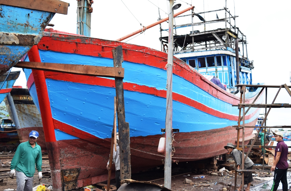 Một tàu cá của Đà Nẵng đang hoàn thành sửa chữa, chuẩn bị hạ thủy và ra khơi vào ngày 9-1-2019.